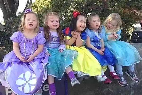 Niñas con síndrome de dawn, vestidas de Princesitas Disney en Orlando.