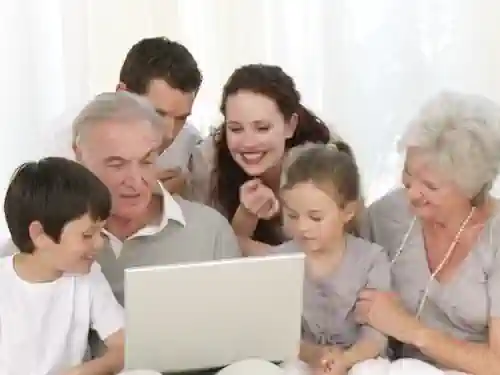 familia entera buscando en internet